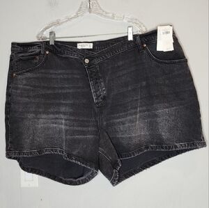 NWT Abercrombie Asymmetrical Button Fly Black Jean Shorts. Curve Love Size 24